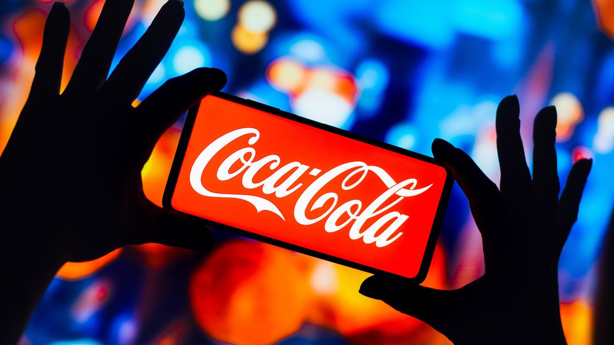 BRAZIL - 2022/12/13: In this photo illustration, the Coca-Cola logo is displayed on a smartphone mobile screen. (Photo Illustration by Rafael Henrique/SOPA Images/LightRocket via Getty Images)