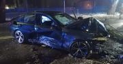 Sochaczew: Stracił panowanie nad BMW i uderzył w drzewo. Kierowca miał ponad 2 promile alkoholu w organizmie