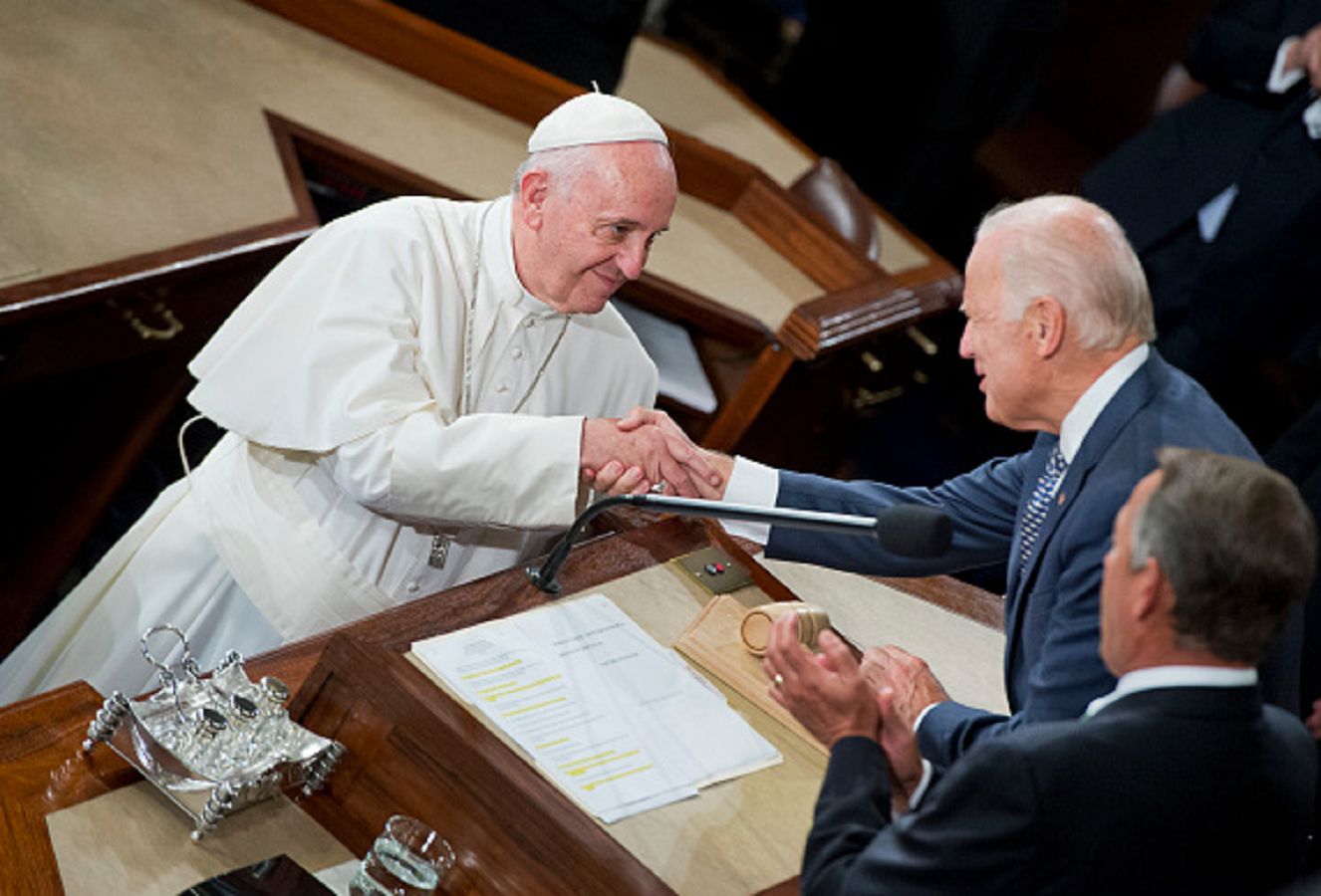 Joe Biden spotka się z papieżem. Katolicy są oburzeni
