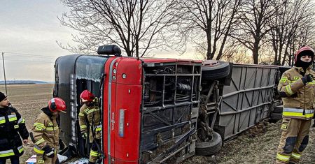 Wypadek autokaru z uchodźcami. Wśród rannych są dzieci