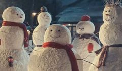 Samotny bałwan i chińskie lalki w kampanii Coca-Coli na Chiński Nowy Rok