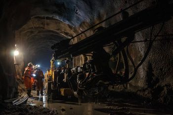 Śląsk: Górnicy testują trudnopalną odzież. Włókna jak w kombinezonach kierowców Formuły 1 mają skutecznie chronić pracowników