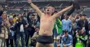 Rozebrał się na boisku. Tak świętował mistrzostwo