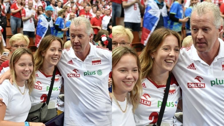 (Żony i partnerki gratulują siatkarzom po meczu Polska - SerbiaEast News, Fot: Lukasz Kalinowski)