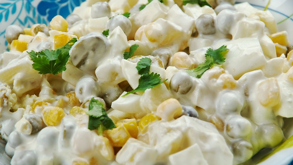 Ta sałatka jest dużo lepsza niż zwykła jarzynowa