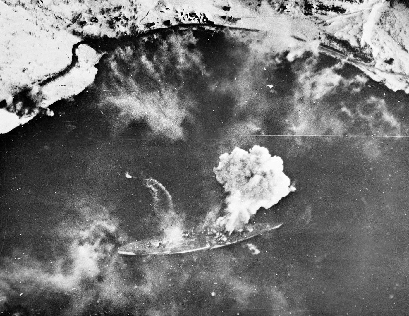 Pancernik Tirpitz po nieudanym ataku samolotów Fairey Barracuda.