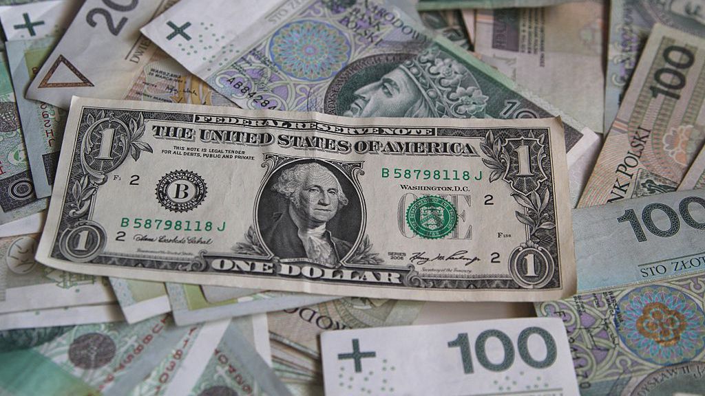 Dolar próbuje odbić się po czwartkowym "pogromie"