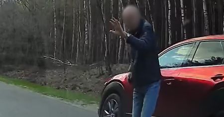 Stali przy lesie. Nagle wszczął awanturę. Machał legitymacją