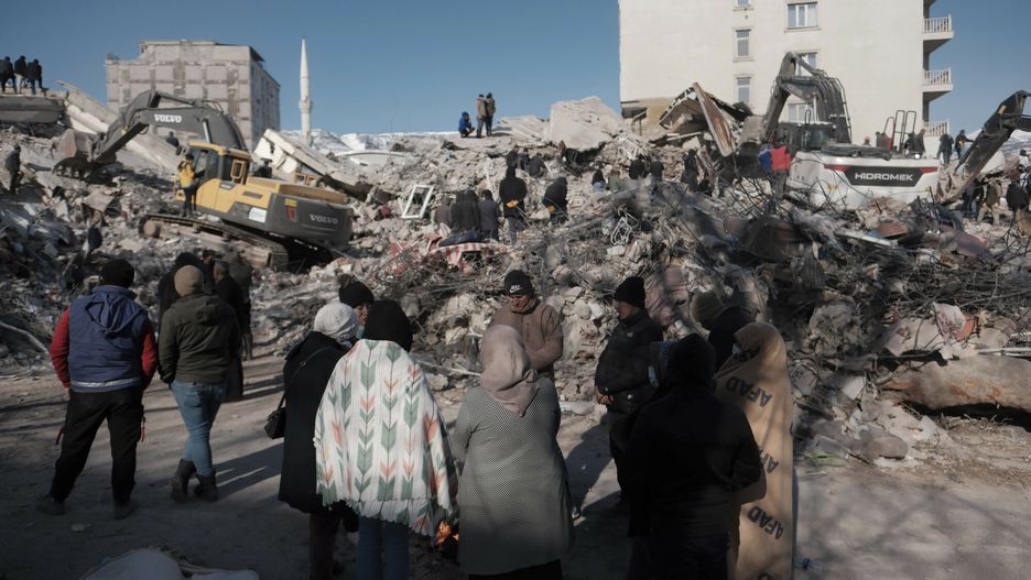 Zespół ratowniczy i wolontariusze kontynuują poszukiwania zaginionych osób w w południowej Turcji 