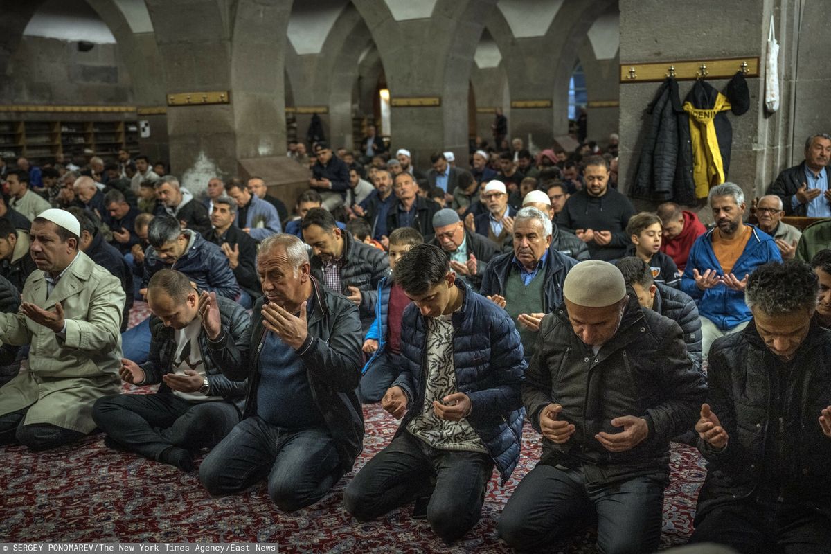 Muzułmanie modlą się w meczecie. Zdjęcie ilustracyjne