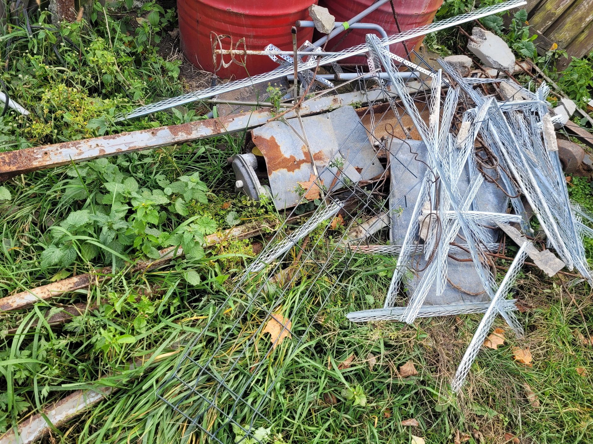 Pozostałości po remontach często trafiają do lasu