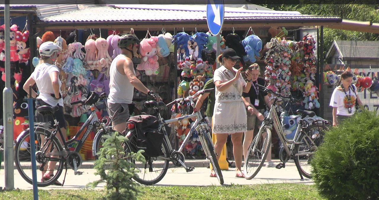 Hit na straganach w Gąskach. Mają na sobie bikini