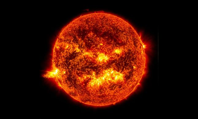 To zdjęcie zrobione przez Obserwatorium Dynamiki Słońca należące do NASA 20 czerwca 2013 r. pokazuje jasne światło rozbłysku słonecznego po lewej stronie Słońca.
