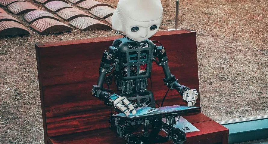 WPP Media: pracownicy biurowi w Polsce coraz częściej sięgają po AI