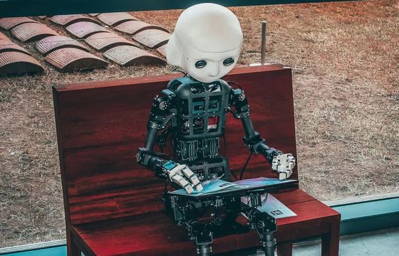 WPP Media: pracownicy biurowi w Polsce coraz częściej sięgają po AI