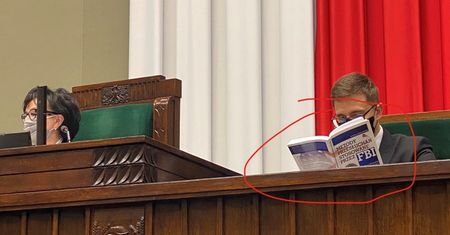 Poseł PiS przyłapany. Wszyscy zwrócili uwagę na tytuł książki