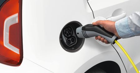 Polisa OC najdroższa dla aut z LPG. Elektryki okazują się najtańsze