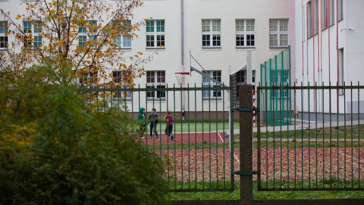 spacer dziecko rodzina 500+ szkoła boisko szkolne dzieci