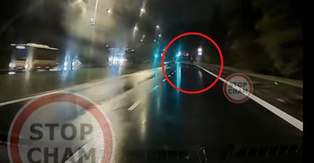 Był środek nocy. Nagrał rowerzystę. Aż brakuje słów
