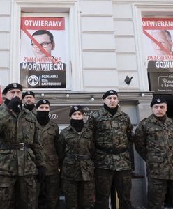 Antyszczepionkowcy nałożyli mundury Wojska Polskiego. Ludzie zdziwieni