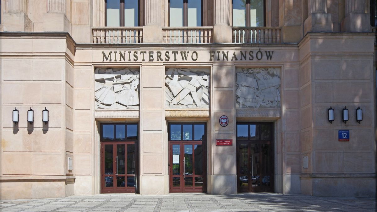 Warszawa MaBaPHOTO: ZOFIA I MAREK BAZAK / EAST NEWS Warszawa ulica Swietokrzyska N/Z Gmach Ministerstwa Finansow, budowa 1953-1956 dla Ministerstwa Skarbu, projekt Stanislaw Bienkunski i Stanislaw Rychlowski, styl socrealizm, nad wejscie plaskorzezby Jana Slusarczyka nawiazujace do stylistyki art decoMAREK BAZAK