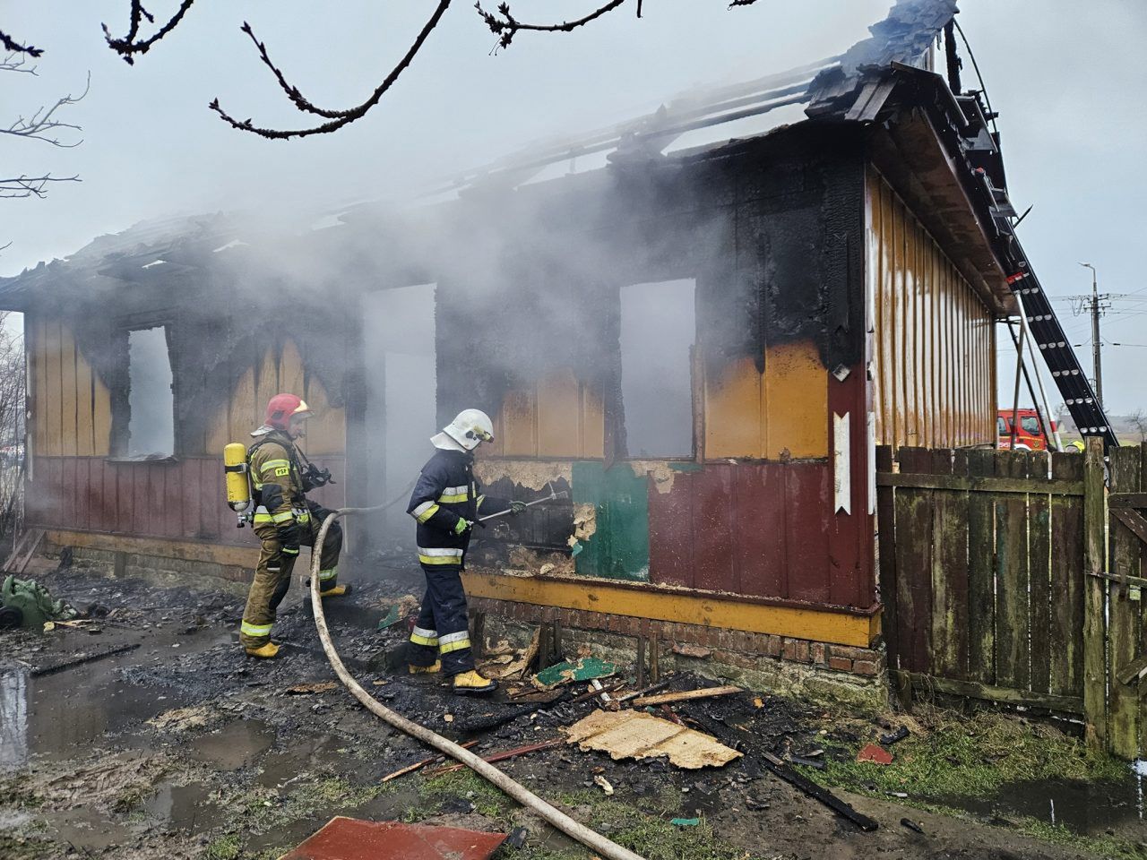 Pożar budynku w Potoczku-Kolonii. Śmigłowiec ratunkowy w akcji