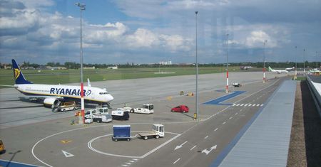 Pilot miał krzyczeć "won!" i odlecieć bez pasażerów. Nowe fakty ws. incydentu na lotnisku w Poznaniu