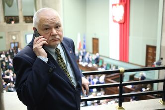 Adam Glapiński z notesem zdziwiony na zakupach. "Dopiero teraz? To był słaby pomysł"