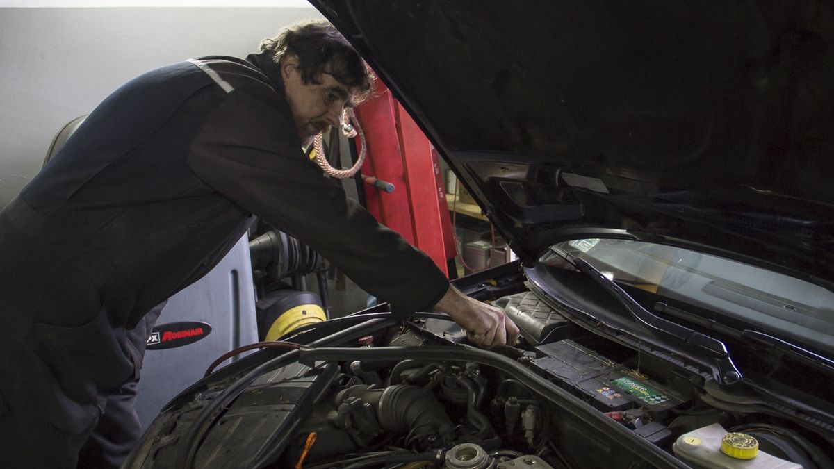 Mechanik. Naprawa samochodu. Klimatyzacja