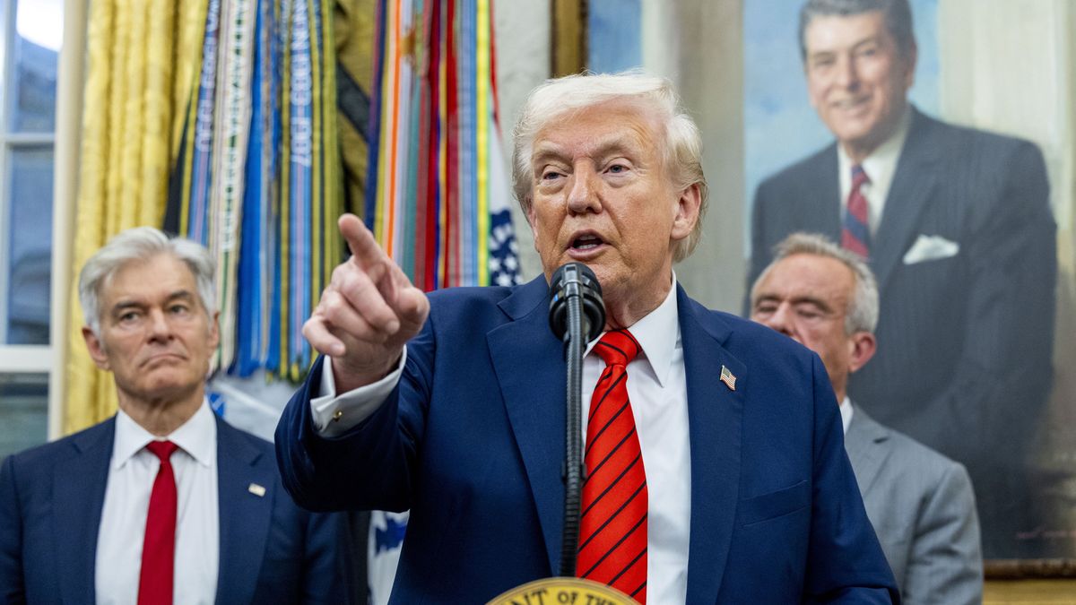 US President Donald Trump responds to a question from the news media following the announcement of a drug pricing deal during a press conference in the Oval Office of the White House in Washington, DC, USA, 10 October 2025. The deal, made with AstraZeneca CEO Pascal Soriot, includes deep price cuts for the Medicaid health plans and discounted prices through the TrumpRx website opening next year. EPA/SHAWN THEW / POOL Dostawca: PAP/EPA.
