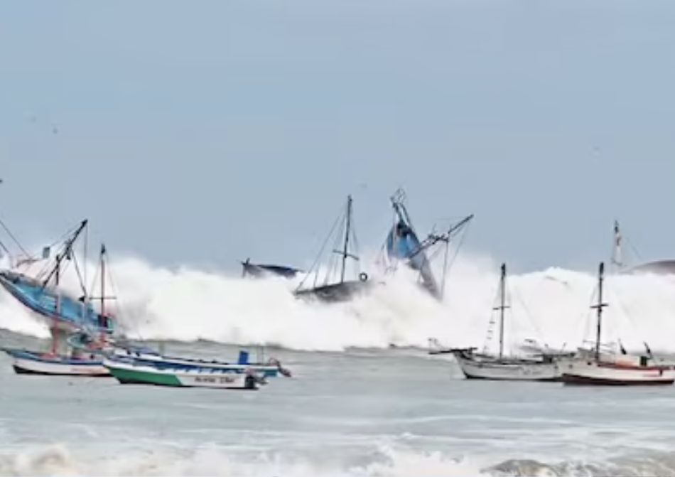 Niebezpieczne fale w Peru. Ponad stu rybaków uwięzionych na morzu