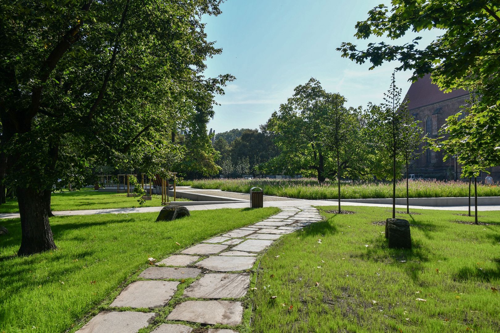 Wrocław skwer park Wrocławek pogoda zieleń