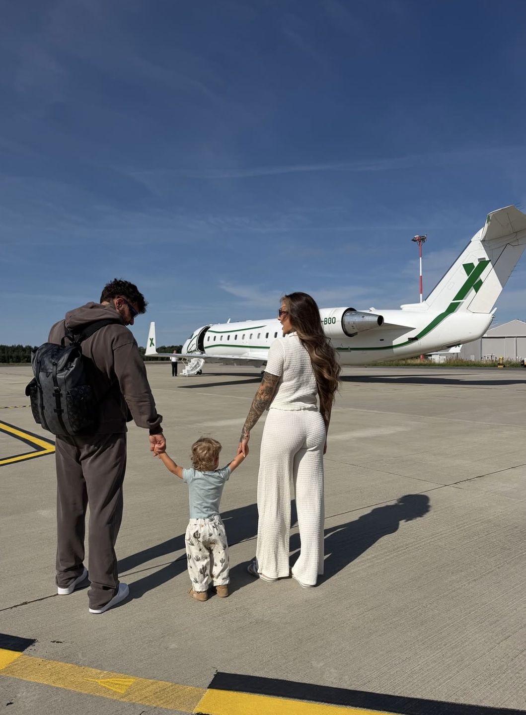 Deynn i Daniel Majewski z synem na lotnisku 
