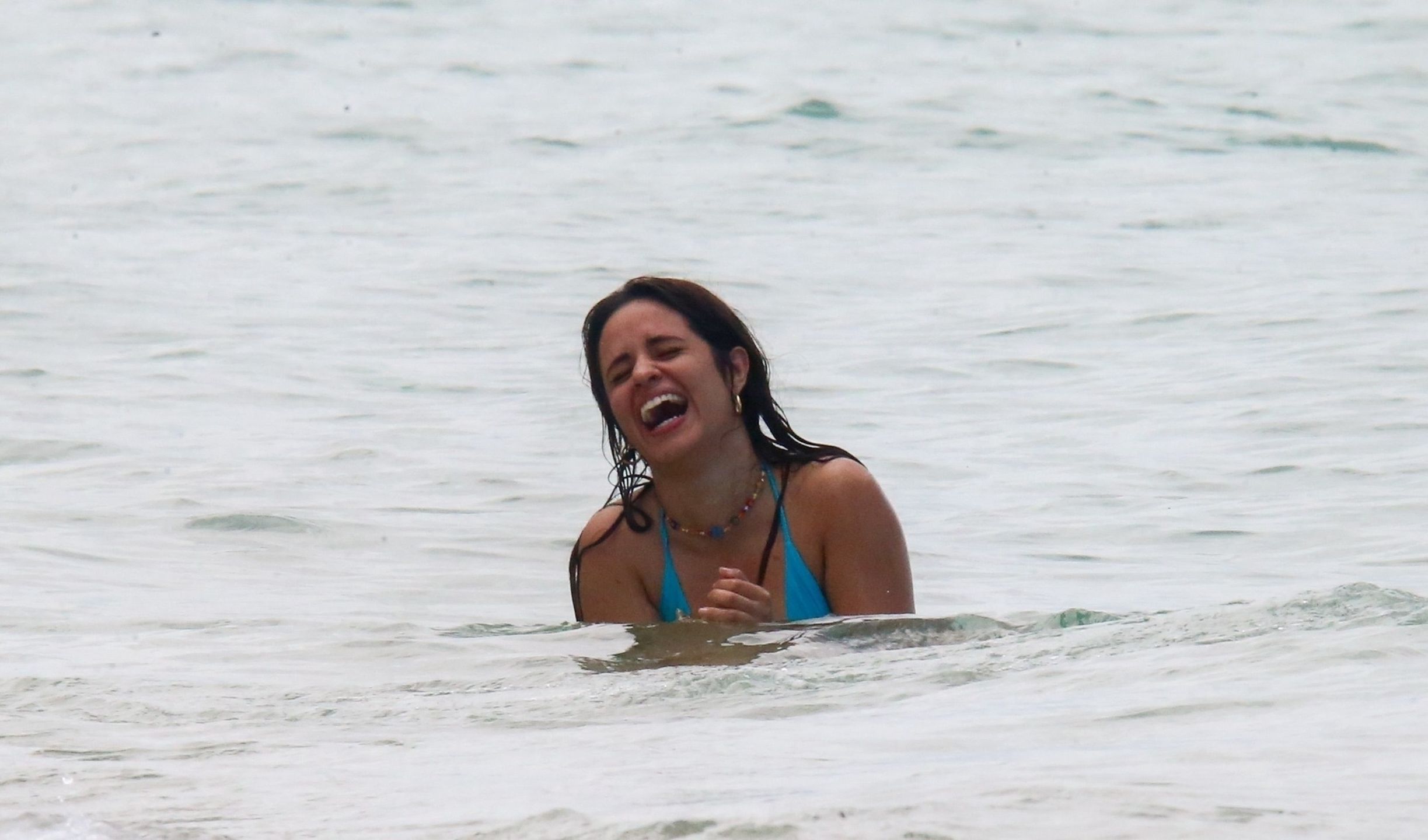Camilla Cabello dokazuje na plaży w turkusowym bikini