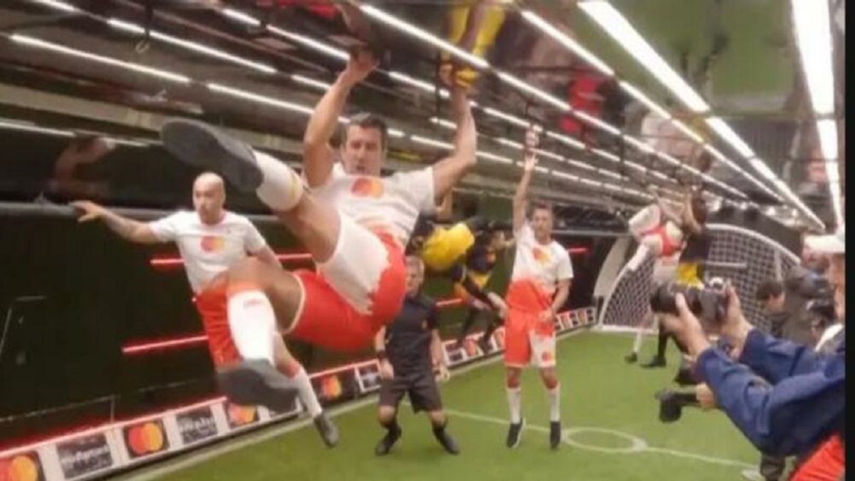 Luis Figo zagrał w piłkę ponad sześć kilometrów nad ziemią