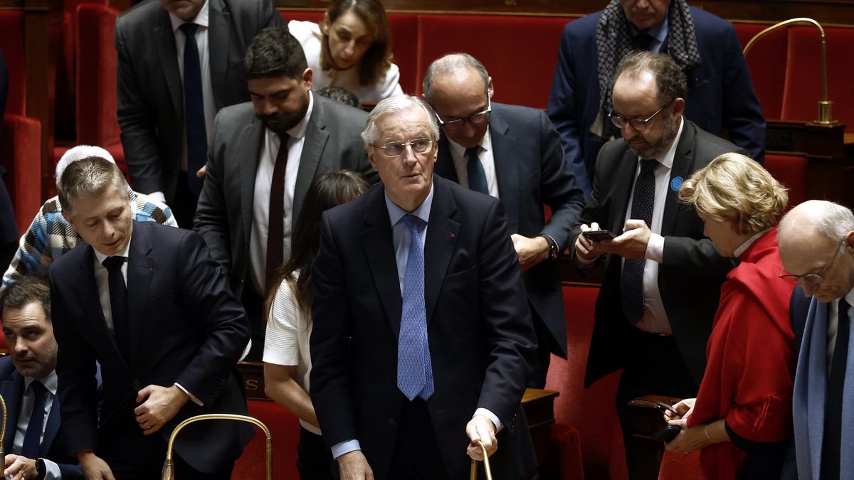 French Prime Minister Michel Barnier (C) leaves after the no-confidence vote against his government was accepted at the National Assembly, in Paris, France, 04 December 2024. The government of the French prime minister lost the no-confidence vote after a total of 331 members of the parliament voted in favor of the motion. The no-confidence vote came after the French prime minister activated Article 49.3 of the Constitution to pass his social security budget bill without a vote, as a majority of members of Parliament rejected his project on 02 December 2024. EPA/YOAN VALAT Dostawca: PAP/EPA.