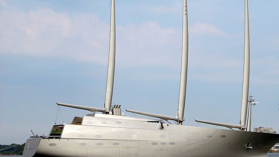 Jacht A to osiem pięter, podwodny pokład obserwacyjny i maszty wysokie na ponad 90 metrów