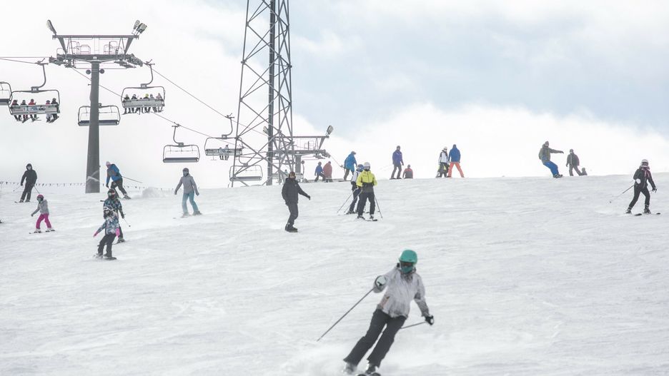 Zakopane: otwarcie bran?y turystycznej13.02.2021 Bialka Tatrzanska Rzad warunkwo zezwolil na otwarcie pensjonatow i hoteli, a takze stokow narciasrskich. n/z Otwarte wyciagi Kotelnica Bialczanska . fot. Marek M Berezowski/REPORTERMarek M Berezowski/REPORTER