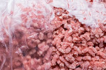 Usuń, zanim zamrozisz mięso. Inaczej namnożą się bakterie