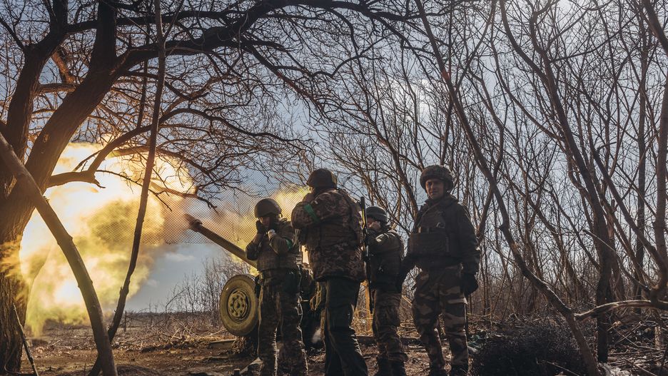 DONETSK OBLAST, UKRAINE - MARCH 21: Ukrainian soldiers firing artillery in the direction of Bakhmut, 21 March 2023 (Photo by Diego Herrera Carcedo/Anadolu Agency via Getty Images)