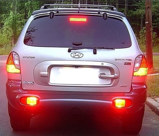 Konfiguracja nr 3: oba świecące tylne klosze przeciwmgielne należą obecnie do rzadkości i tylko nieliczni producenci aut je stosują. Jednym z nich jest koncern Hyundai — na zdjęciu popularny model Santa Fe.