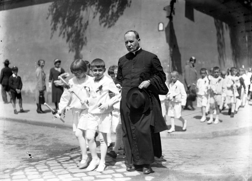 Chłopcy nosili proste garniturki