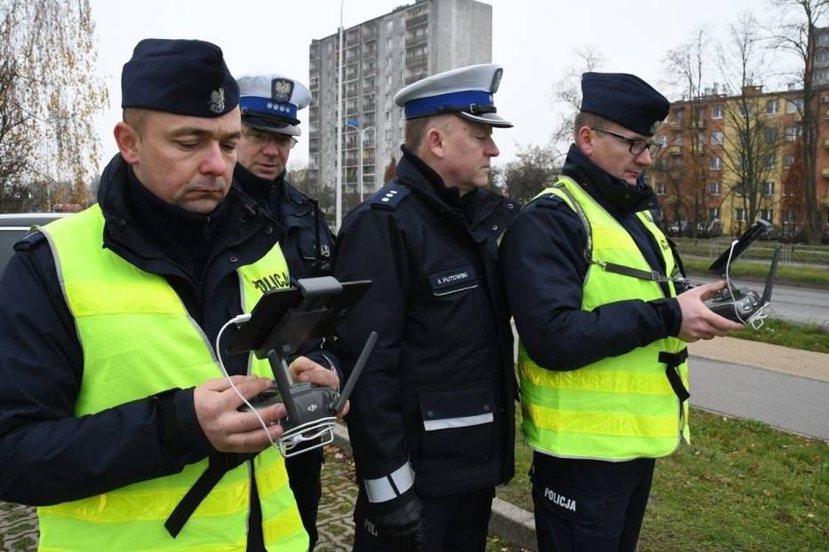 Kom. Putowski podczas patrolu (fot. Świętokrzyska Policja)