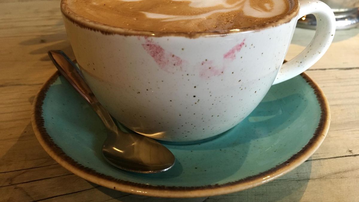 Dlaczego warto dodać szczyptę kardamonu do kawy?