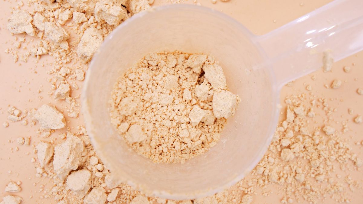 Odżywka białkowa może być wygodnym i wartościowym dodatkiem do diety, ale tylko wtedy, gdy jest dobrze dobrana do potrzeb organizmu.