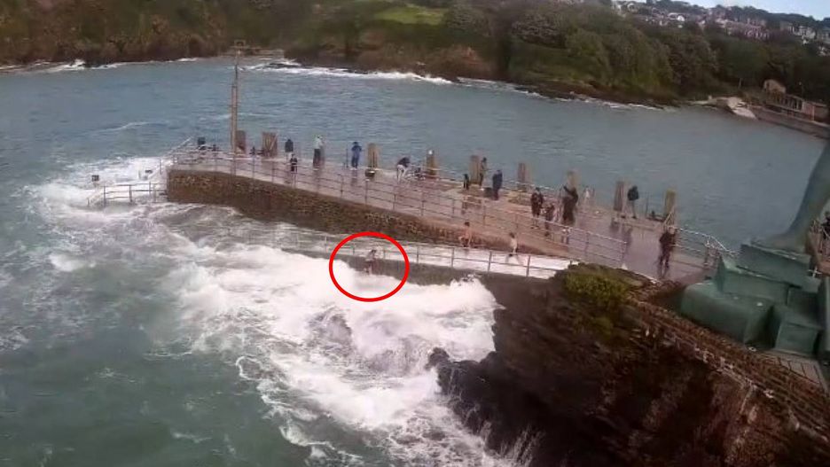 Fale porwały kobietę w Wielkiej Brytanii