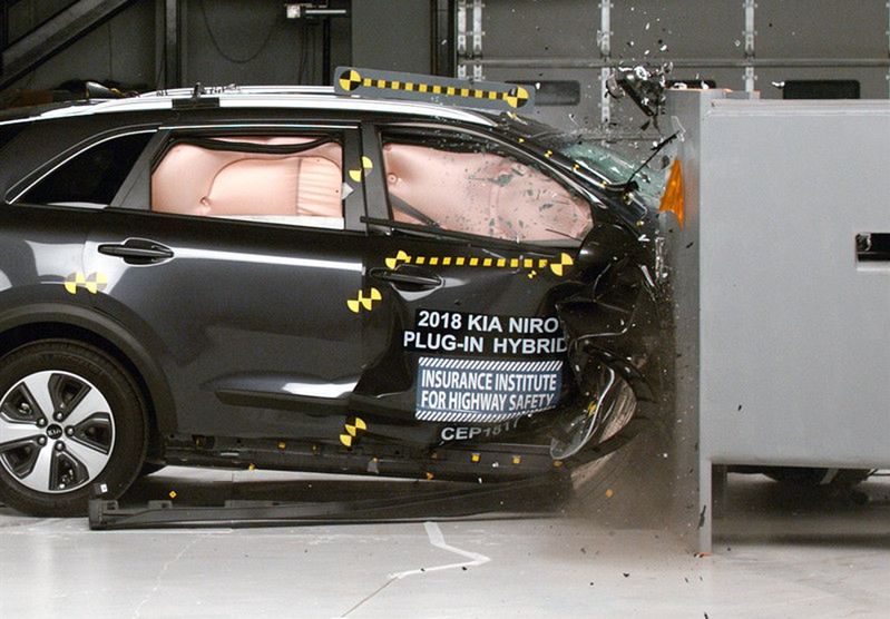 IIHS przeprowadza nieobecne w systemie Euro NCAP testy obrysowe (small overlap)