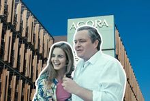 Główni bohaterowie "Domu dobrego" na tle siedziby Agory