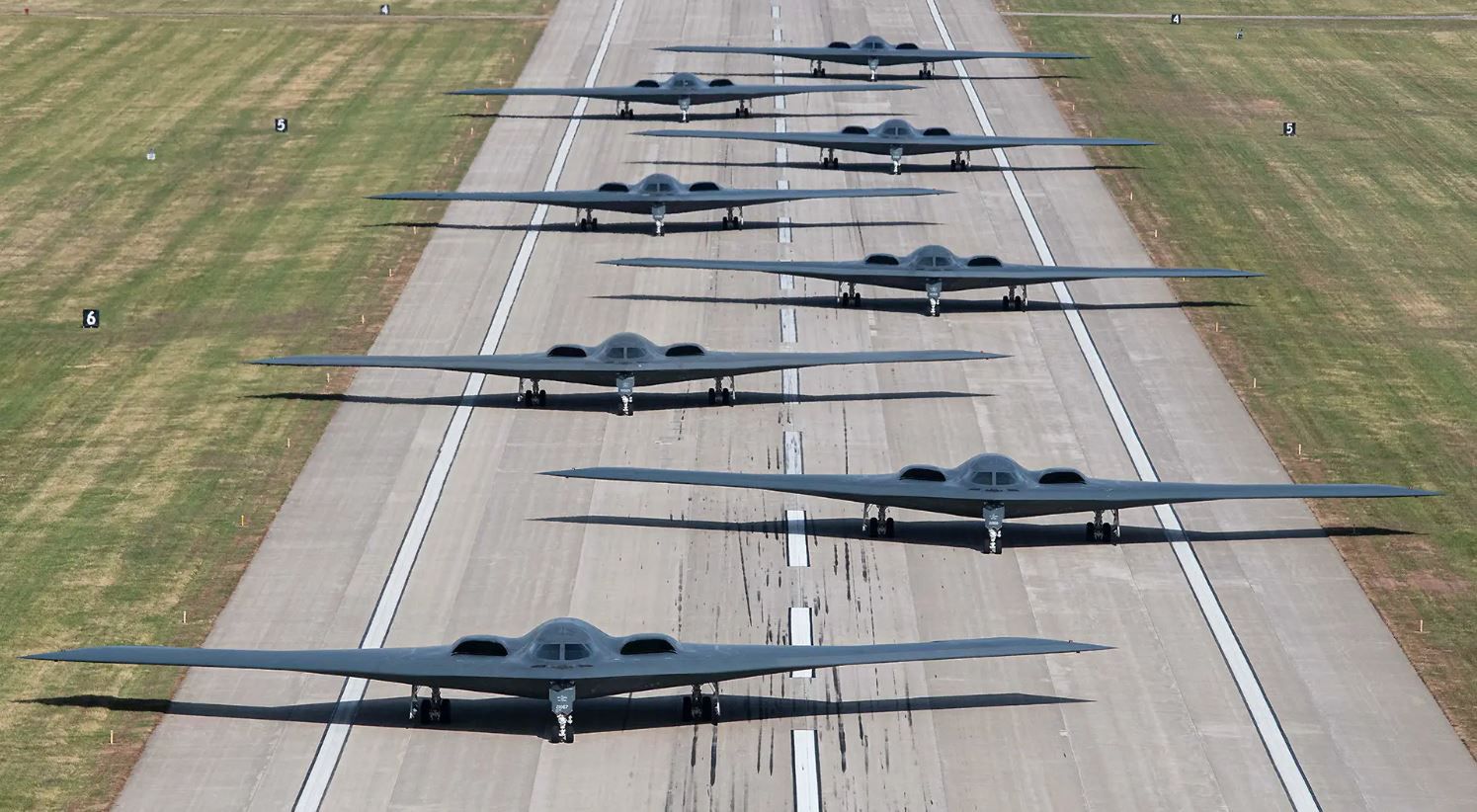 Bombowce B-2 Spirit przed wykonaniem "słoniowego spaceru"