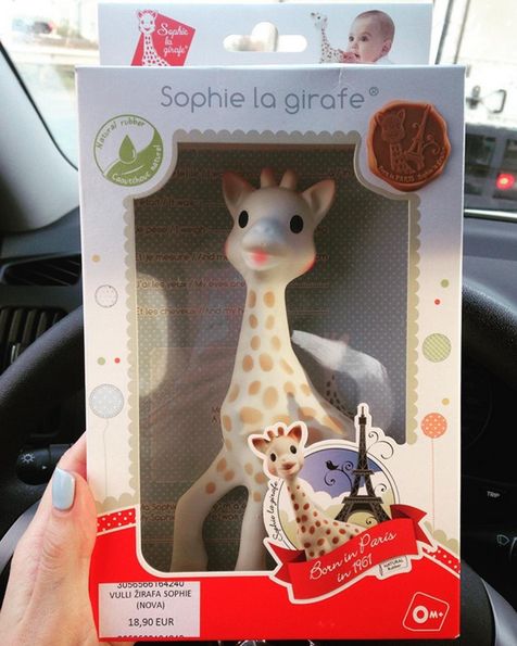 Żyrafka Sophie jest popularnym gryzakiem, często kupowanym przez osoby na całym świecie